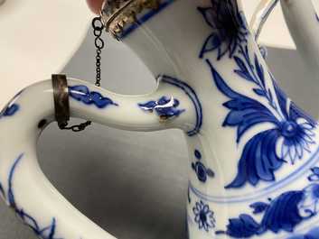 Une verseuse couverte en porcelaine de Chine en bleu et blanc &agrave; monture en argent, &eacute;poque Transition